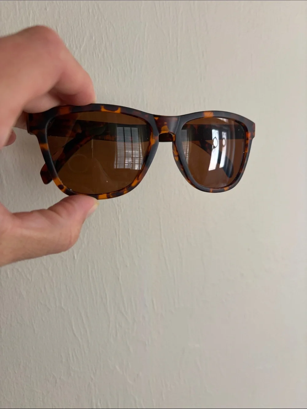 Goodr men’s lightweight tortoiseshell Basset Hound Dreams sunglasses, LIKE NEW
